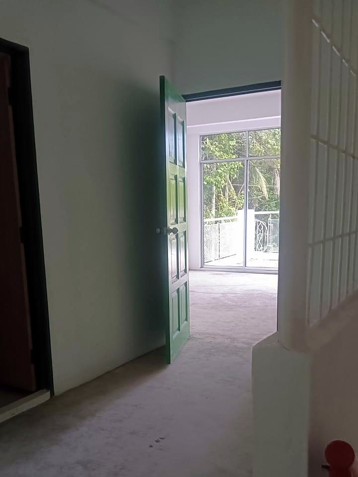 Laluan dalaman menghala ke pintu kaca dan balkoni.