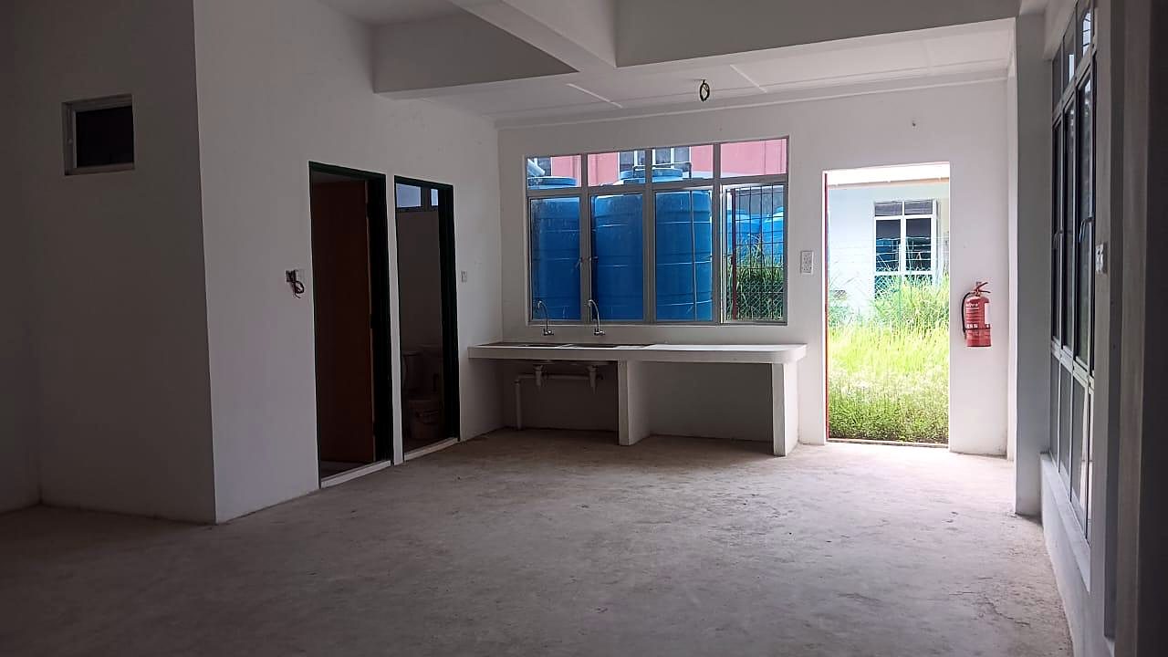 Kaunter dengan singki di bawah tingkap di ruang dapur.